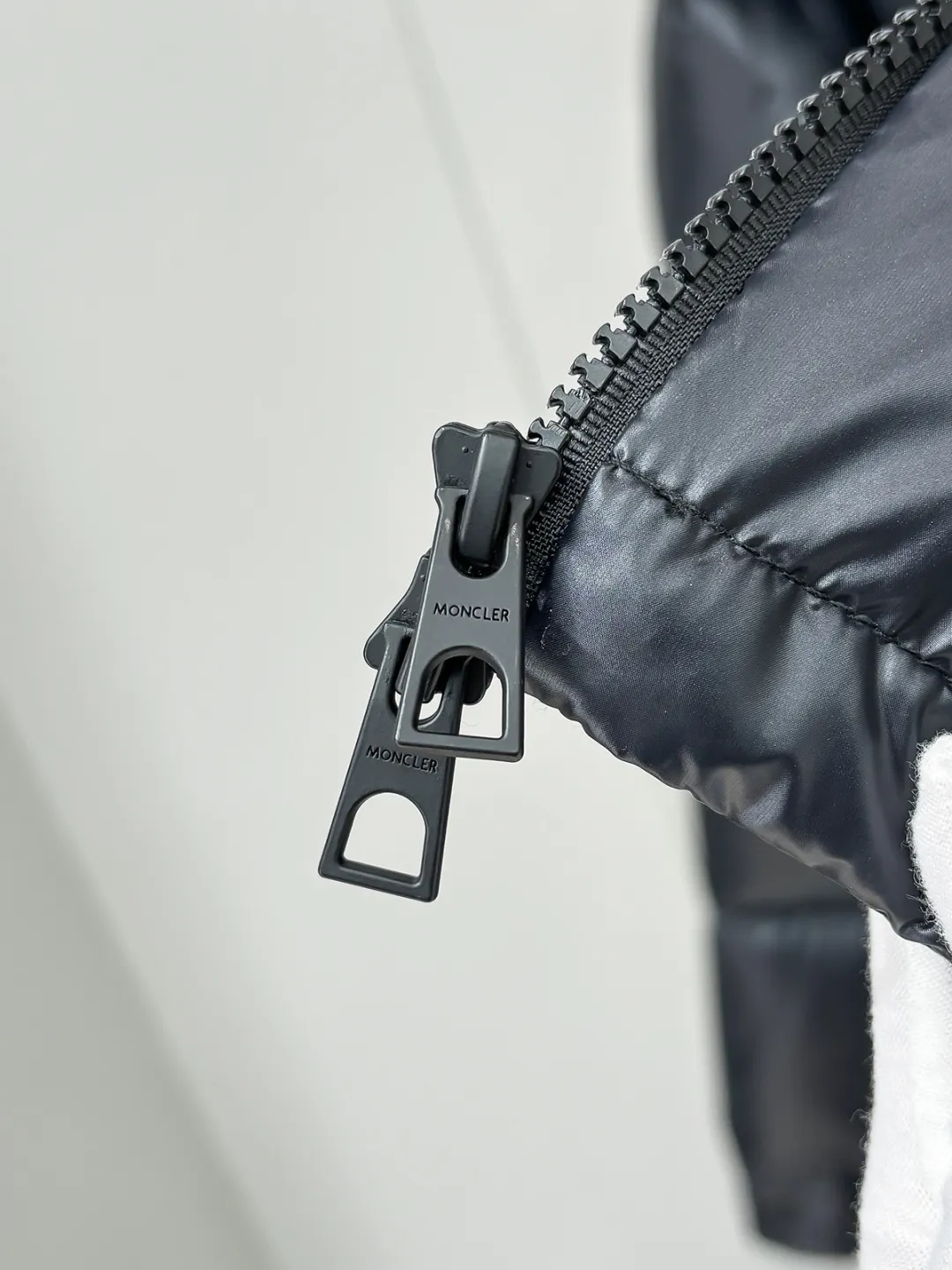 MON 26 Levitha 。 Premium 。 Super Laqué ， 。 ， ， —— ， 。 ， Classic 。 ， Moncler Maya ， Classic ， ， 。 ， 、 ， 。 。 ， Luxury ， ， Premium 。 25061Size ： 0 : 50cm- 112cm- 61cm- 70 1 : 51cm- 116cm- 62cm- 71 2 : 52cm- 120cm- 63cm- 72 3 : 53cm- 124cm- 65cm- 73 4 : 54cm- 128cm- 67cm- 74 5 : 55cm- 132cm- 69cm- 75 Size ：（ 0 ） 174-140 ， 2 ！ 130 1 ，130-145 2 ，145-160 3 ，160-175 4 ，175-190 5 ！